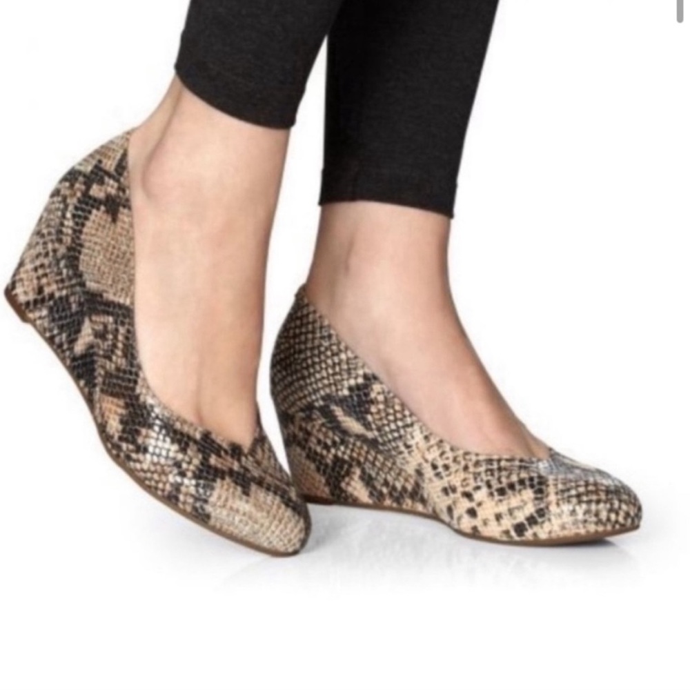 NIB, NWT Vionic Antonia textured snakeskin reptile printed wedge pump shoes 9